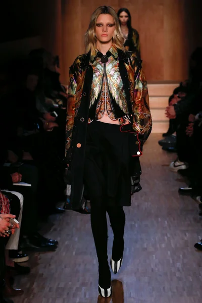 Look 50